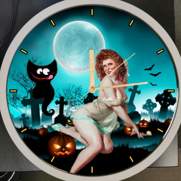 Hocus pocus Winifred and her Cat clock - Picture 6 of 6